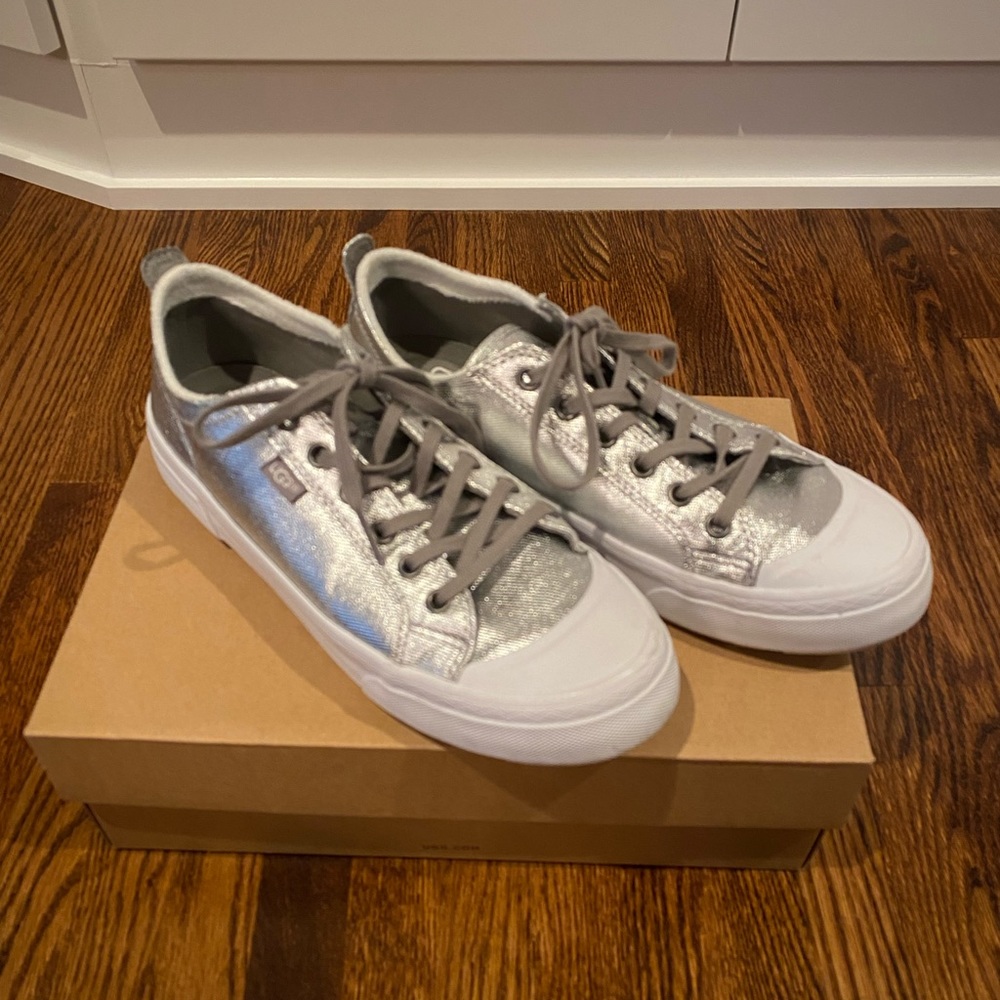 UGG Women’s Aries Metallic Shoes size 7